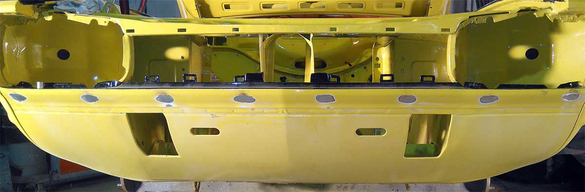 In der Frontschürze steckte US-Zubehör und hinterließ kratergroße Löcher. Die wurden zugeschweißt. In der Frontschürze steckte US-Zubehör und hinterließ kratergroße Löcher. Die wurden zugeschweißt.