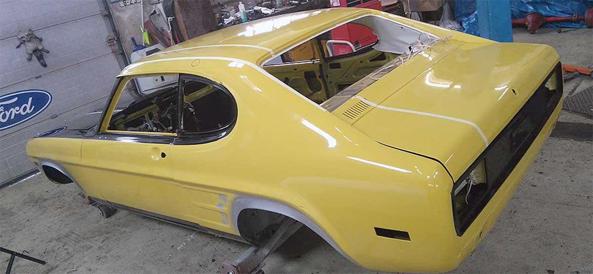 „Abfahrt“ zum Lackierer. Das gelb-schwarze Kleid verschwindet, ohne einmal die Straße gesehen zu haben. „Abfahrt“ zum Lackierer. Das gelb-schwarze Kleid verschwindet, ohne einmal die Straße gesehen zu haben.