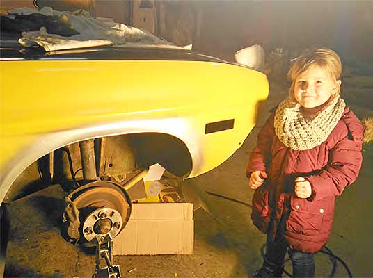 Stefans Tochter Hannah scheint hier dem Papa die Daumen zu drücken, die Kotflügel sind bereits ausgestellt. Stefans Tochter Hannah scheint hier dem Papa die Daumen zu drücken, die Kotflügel sind bereits ausgestellt.