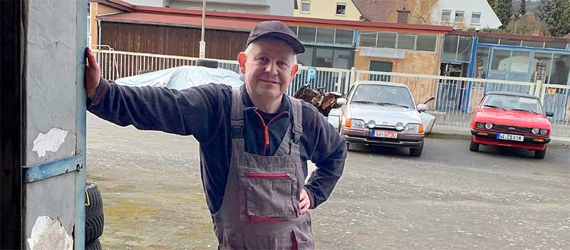 Die Tankstelle mit angeschlossener Garage im Lumdatal (die Zapfsäulen wurden mittlerweile entfernt) ist ein wunderbarer Spielplatz für autobegeisterte Herren. Die Tankstelle mit angeschlossener Garage im Lumdatal (die Zapfsäulen wurden mittlerweile entfernt) ist ein wunderbarer Spielplatz für autobegeisterte Herren.