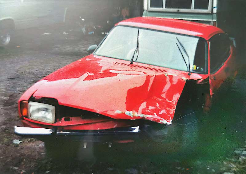Mit dem bildschönen roten II-er erlebte Uli 1987 einen Auffahrunfall. Wohl mit um die 150 Stundenkilometer war er unterwegs, der Capri danach Schrott. Mit dem bildschönen roten II-er erlebte Uli 1987 einen Auffahrunfall. Wohl mit um die 150 Stundenkilometer war er unterwegs, der Capri danach Schrott.