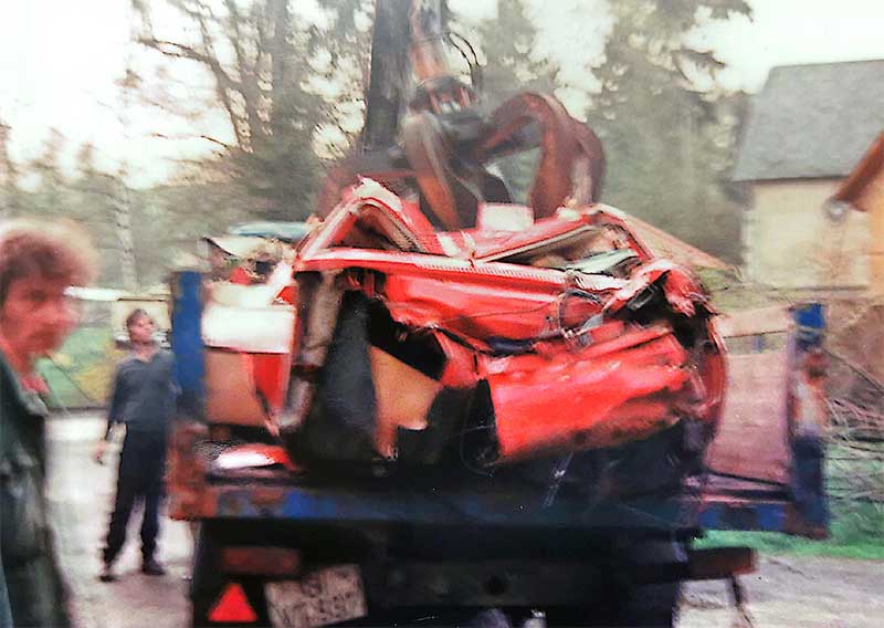 Beim Anblick des zerknüllten Autos zitterte die Hand des Fotografen. Verständlich. Beim Anblick des zerknüllten Autos zitterte die Hand des Fotografen. Verständlich.