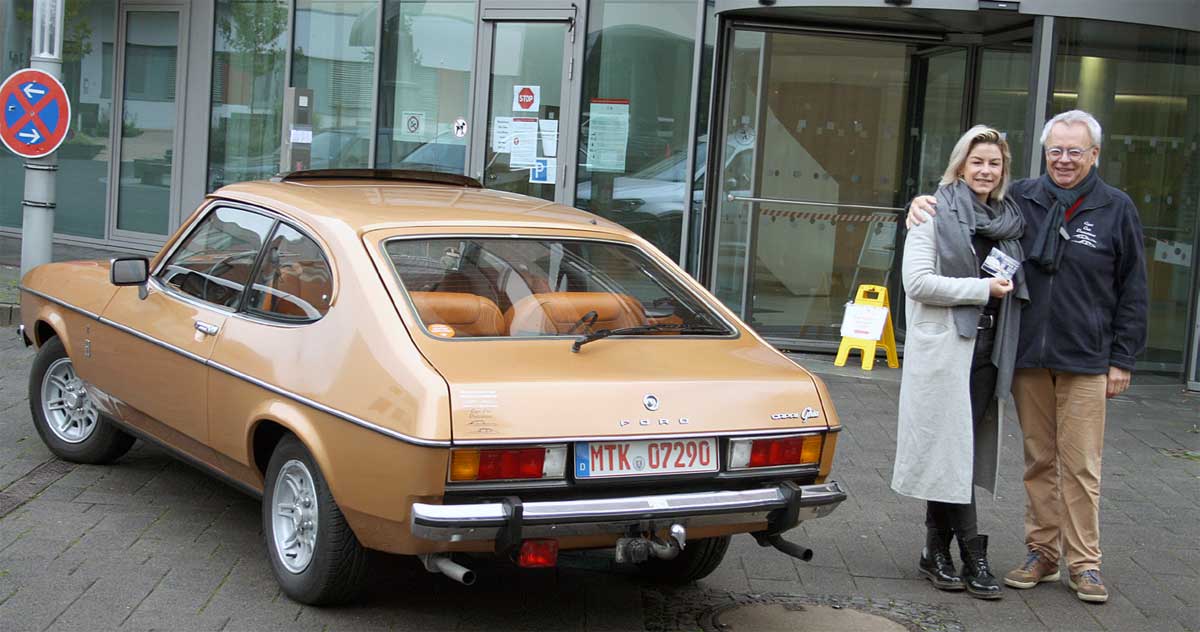Der stolze Vater und seine erwachsene Tochter. Der stolze Vater und seine erwachsene Tochter.