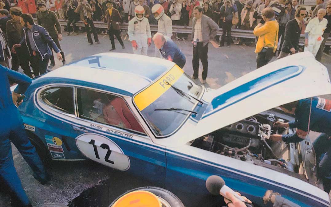 Bilder aus der Boxengasse in Monza vom ersten Rennen der Europameisterschaft der Tourenwagen 1973 . Das ultimative Kräftemessen zwischen Ford und BMW begann dort am 25. März. Die Ford Werksmannschaft um Michael Kranefuss schickt mit Jackie Stewart, Jochen Maas und Jodie Scheckter drei Formel 1-Fahrer ins Rennen. Links mit Startnummer 12 das Fahrzeug des Gespanns Mass/Scheckter. Bilder aus der Boxengasse in Monza vom ersten Rennen der Europameisterschaft der Tourenwagen 1973 . Das ultimative Kräftemessen zwischen Ford und BMW begann dort am 25. März. Die Ford Werksmannschaft um Michael Kranefuss schickt mit Jackie Stewart, Jochen Maas und Jodie Scheckter drei Formel 1-Fahrer ins Rennen. Links mit Startnummer 12 das Fahrzeug des Gespanns Mass/Scheckter.