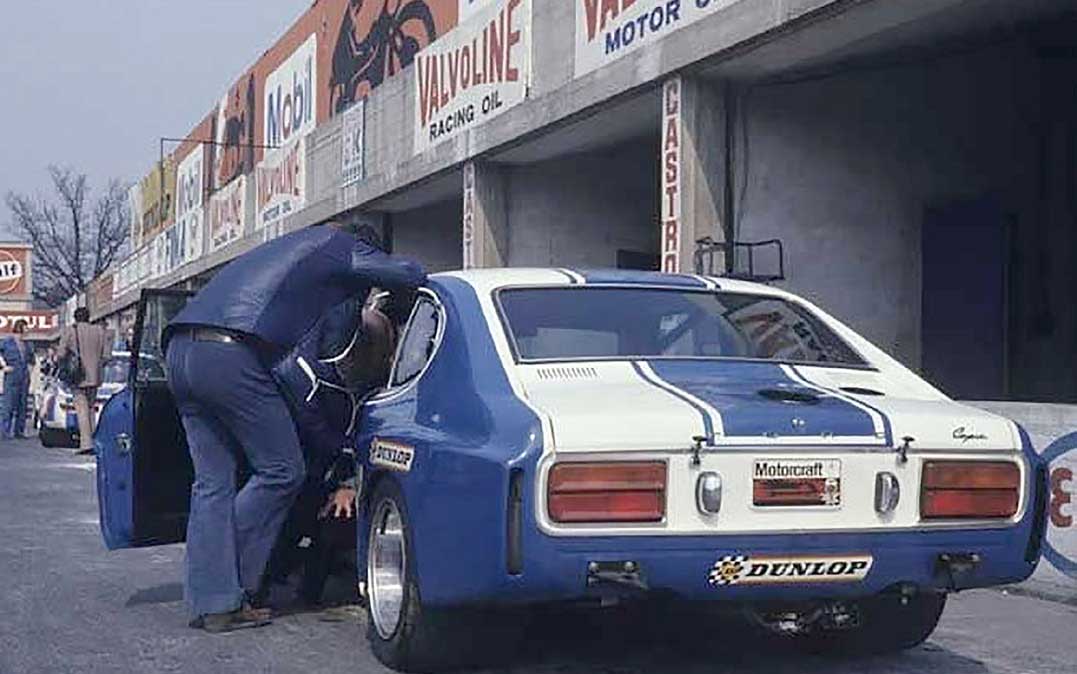 Bilder aus der Boxengasse in Monza vom ersten Rennen der Europameisterschaft der Tourenwagen 1973 . Das ultimative Kräftemessen zwischen Ford und BMW begann dort am 25. März. Die Ford Werksmannschaft um Michael Kranefuss schickt mit Jackie Stewart, Jochen Maas und Jodie Scheckter drei Formel 1-Fahrer ins Rennen. Links mit Startnummer 12 das Fahrzeug des Gespanns Mass/Scheckter. Bilder aus der Boxengasse in Monza vom ersten Rennen der Europameisterschaft der Tourenwagen 1973 . Das ultimative Kräftemessen zwischen Ford und BMW begann dort am 25. März. Die Ford Werksmannschaft um Michael Kranefuss schickt mit Jackie Stewart, Jochen Maas und Jodie Scheckter drei Formel 1-Fahrer ins Rennen. Links mit Startnummer 12 das Fahrzeug des Gespanns Mass/Scheckter.