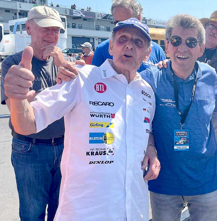 Roland Asch freut sich mit Willi Wilden über das Modell. Roland Asch freut sich mit Willi Wilden über das Modell.