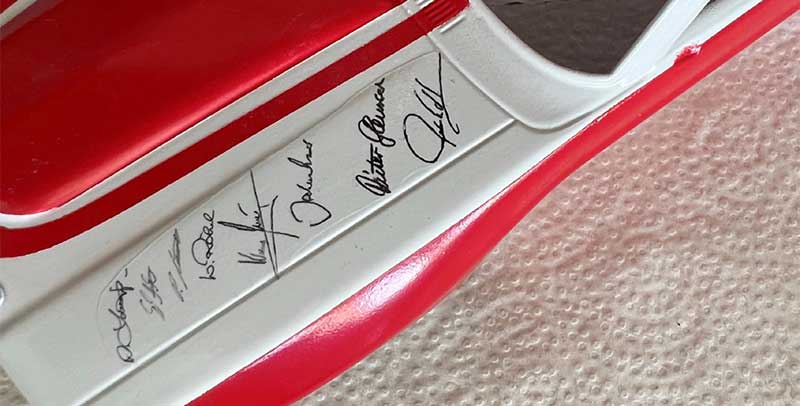 Die Autogramme auf der Motorhaube sind platziert. Die Autogramme auf der Motorhaube sind platziert.