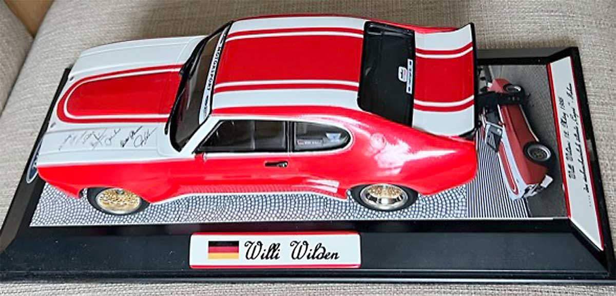 Das Modell mit Streifen und Decals auf Vitrinengrundplatte. Das Modell mit Streifen und Decals auf Vitrinengrundplatte.