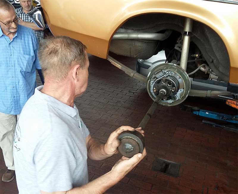 Zur Demontage nutzte Dieter Johannes ein Werkzeug aus eigener Anfertigung. Zur Demontage nutzte Dieter Johannes ein Werkzeug aus eigener Anfertigung.