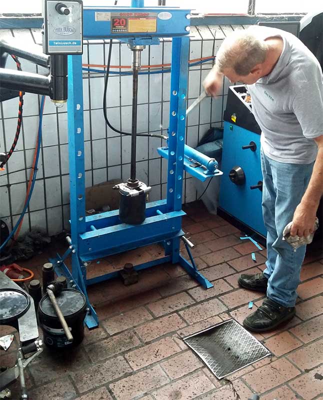 Eine Presse ist beim Austausch der Radlager unerlässlich. Eine Presse ist beim Austausch der Radlager unerlässlich.