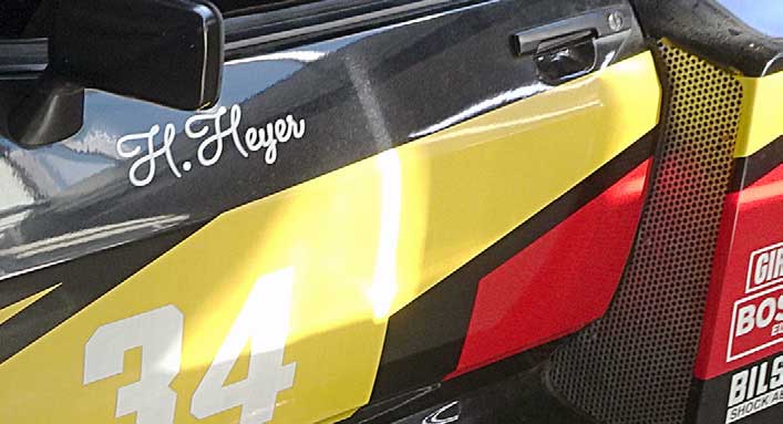 Der Schriftzug an der Fahrertür. Der Schriftzug an der Fahrertür.