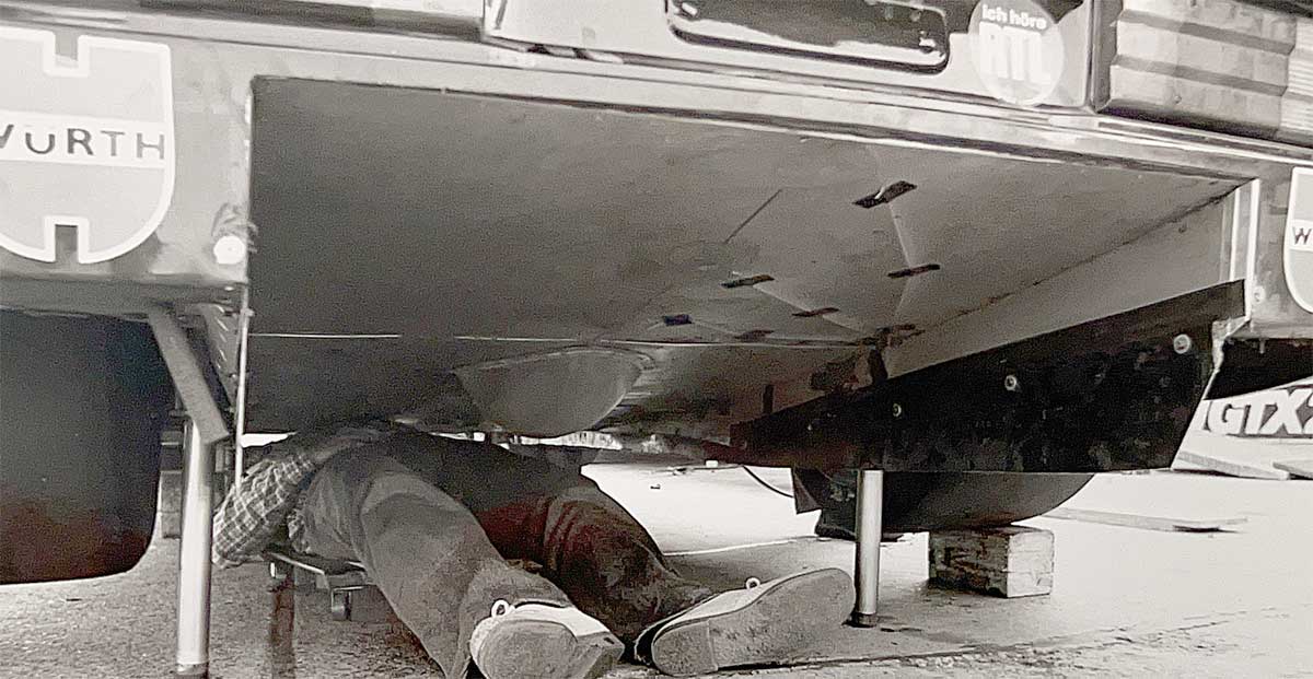 Zum vierten Rennen 1980 fuhr Klaus Ludwig wieder mit dem kleinen Flügel. Der Capri wurde danach umgebaut, und im fünften Rennen (Mainz-Finthen) mit dem neuen Diffusorschacht (siehe im Bild oben) eingesetzt. Diese Schächte hatten nur zwei Fahrzeuge, nämlich Ludwigs (1980) und Winkelhocks Capri (1981) in der Division 1 und die später umlackierten Capri wie der „Jägermeister“ und der „D&W“ (1982) sowie der „Pentosin“ 1983. Für die Schächte war eine Änderung des Rahmens erforderlich. Rätselhaft bleibt die Tatsache, warum die Schächte bei den beiden Fahrzeugen unterschiedlich ausfielen. Zum vierten Rennen 1980 fuhr Klaus Ludwig wieder mit dem kleinen Flügel. Der Capri wurde danach umgebaut, und im fünften Rennen (Mainz-Finthen) mit dem neuen Diffusorschacht (siehe im Bild oben) eingesetzt. Diese Schächte hatten nur zwei Fahrzeuge, nämlich Ludwigs (1980) und Winkelhocks Capri (1981) in der Division 1 und die später umlackierten Capri wie der „Jägermeister“ und der „D&W“ (1982) sowie der „Pentosin“ 1983. Für die Schächte war eine Änderung des Rahmens erforderlich. Rätselhaft bleibt die Tatsache, warum die Schächte bei den beiden Fahrzeugen unterschiedlich ausfielen.