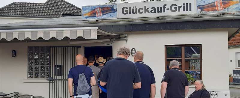 Capri-Besatzungen am Grill. Capri-Besatzungen am Grill.