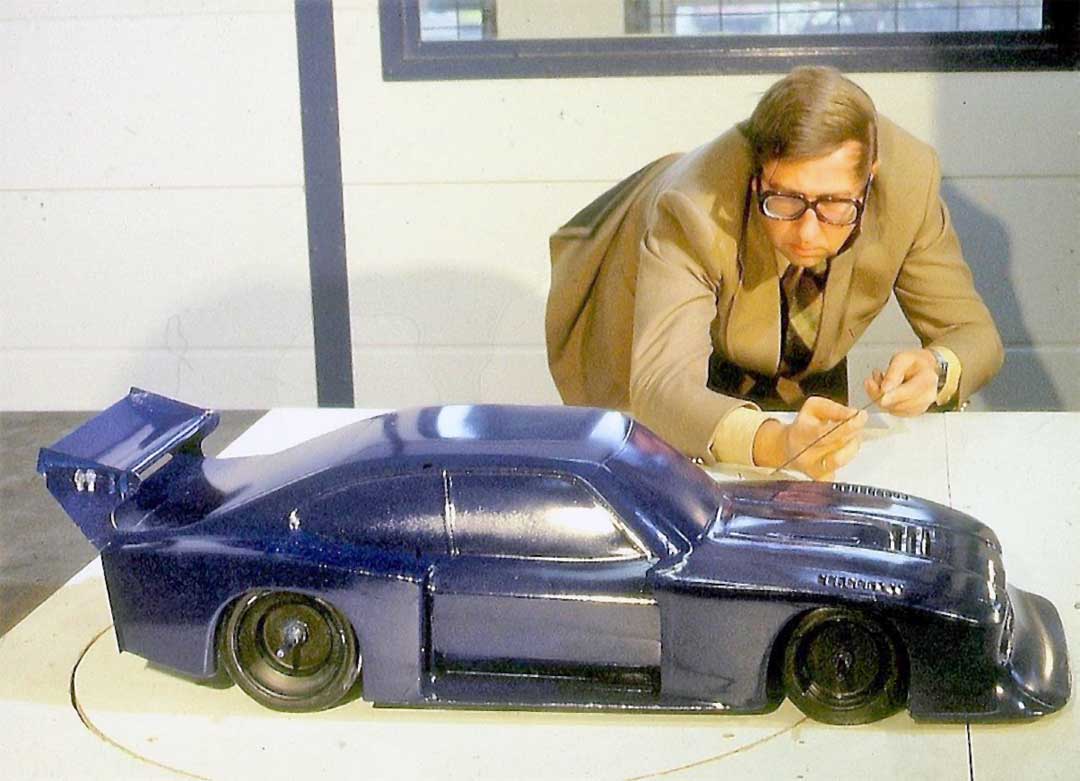 Exakte Vermessungen am 1:5-Modell des kommenden Turbos. Exakte Vermessungen am 1:5-Modell des kommenden Turbos.