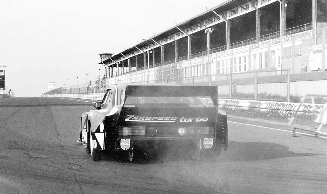 Der durch den Diffusor erzeugte Abtrieb war so hoch, dass der Zakspeed-Capri bei 250 Stundenkilometern kopfüber fahren
könnte. Der durch den Diffusor erzeugte Abtrieb war so hoch, dass der Zakspeed-Capri bei 250 Stundenkilometern kopfüber fahren
könnte.