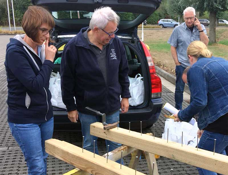 Das winklige Schlagwerkzeug (auf dem hinteren Balken liegend) wurde beim Start der Ausfahrt skeptisch beäugt. Das winklige Schlagwerkzeug (auf dem hinteren Balken liegend) wurde beim Start der Ausfahrt skeptisch beäugt.
