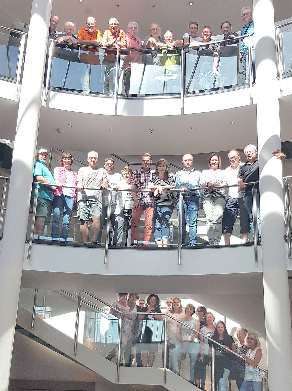 Die Halle des Welcome Hotels in Wesel lädt zu einem solchen Motiv ein. Im Bild: fast alle Teilnehmer der diesjährigen Ausfahrt des Capri Club Deutschland. Die Halle des Welcome Hotels in Wesel lädt zu einem solchen Motiv ein. Im Bild: fast alle Teilnehmer der diesjährigen Ausfahrt des Capri Club Deutschland.