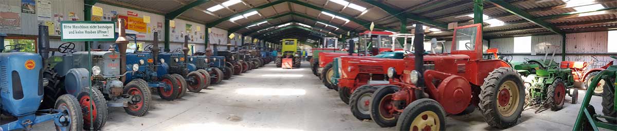 Blick in eine der Hallen des Traktorenmuseums auf dem Sonsbecker Pauenhof. Blick in eine der Hallen des Traktorenmuseums auf dem Sonsbecker Pauenhof.