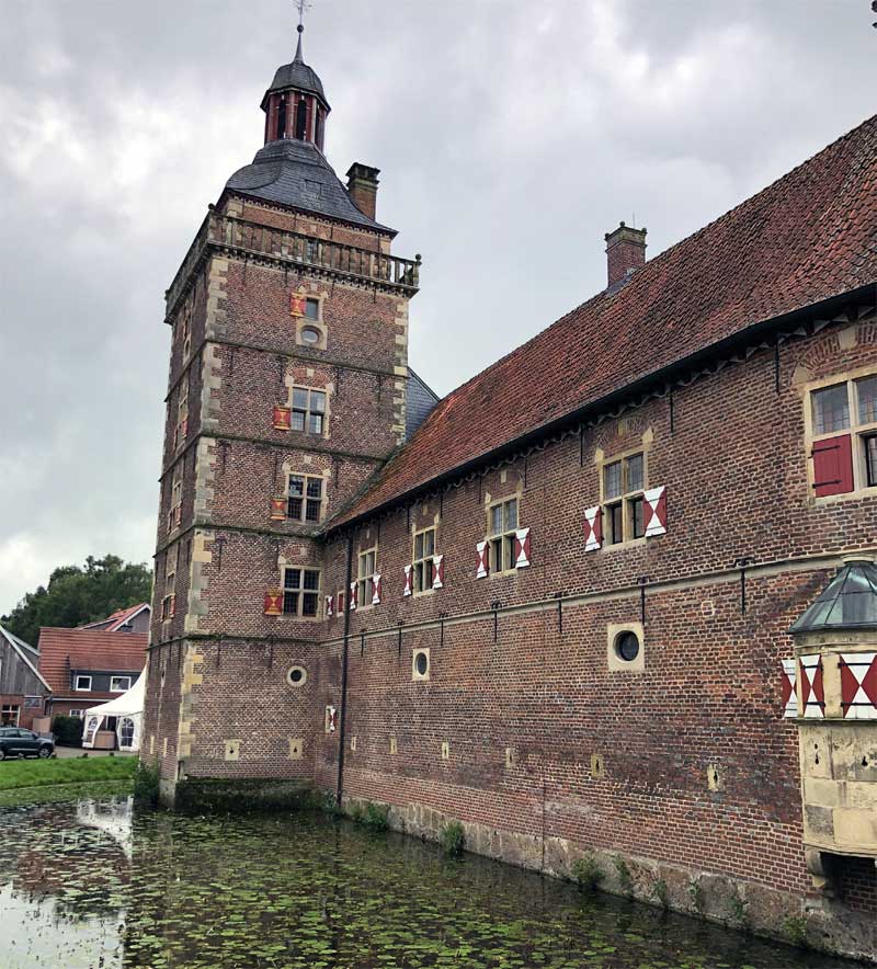 Das Schloss Raesfeld steht im Wasser - auch bei besserem Wetter. Das Schloss Raesfeld steht im Wasser - auch bei besserem Wetter.