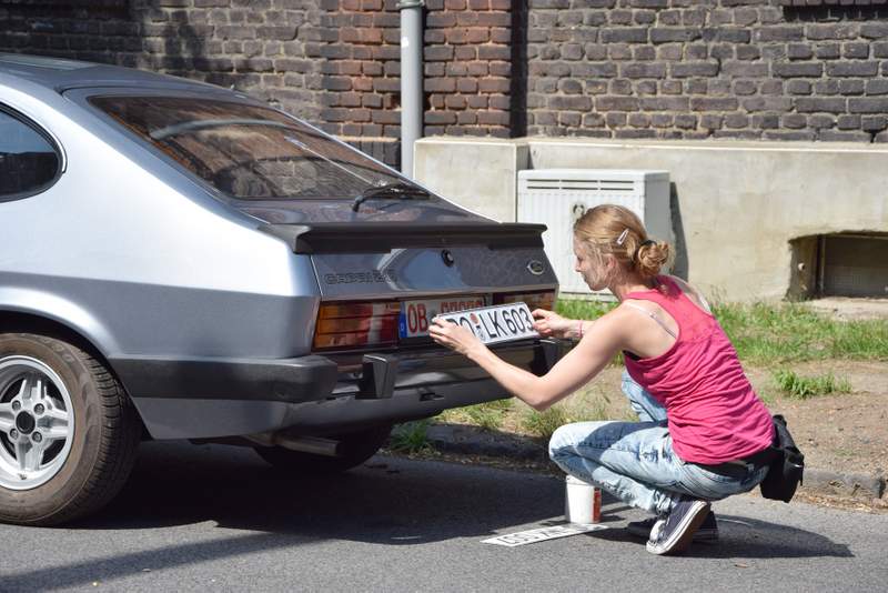 Vor dem Dreh erhalten die Autos historisch korrekte DIN-Kennzeichen mit Bochumer Zulassung. Ist ja schließlich 1983. Vor dem Dreh erhalten die Autos historisch korrekte DIN-Kennzeichen mit Bochumer Zulassung. Ist ja schließlich 1983.