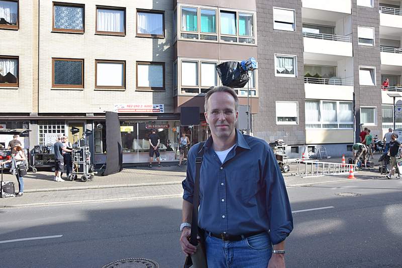 Hier laufe ich in einer Einstiegsszene vor dem Modellbauladen herum. Hier laufe ich in einer Einstiegsszene vor dem Modellbauladen herum.