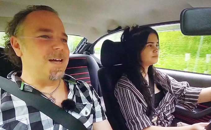 Jana und Tim Willenweber sind im Film „Das erste Auto - eine Liebe fürs Leben“ zu sehen. Jana und Tim Willenweber sind im Film „Das erste Auto - eine Liebe fürs Leben“ zu sehen.