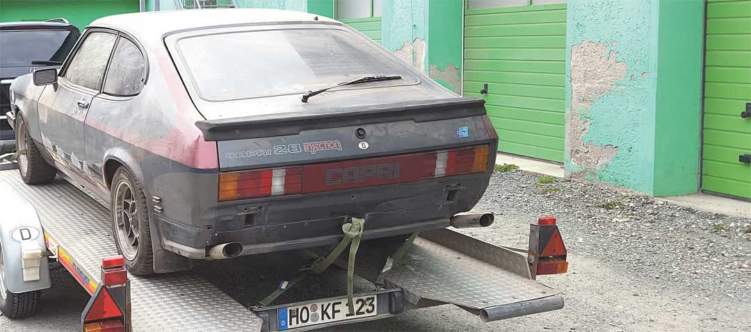 Aus eigener Kraft fuhr der viele Jahre vergessene Capri auf den Trailer. Aus eigener Kraft fuhr der viele Jahre vergessene Capri auf den Trailer.