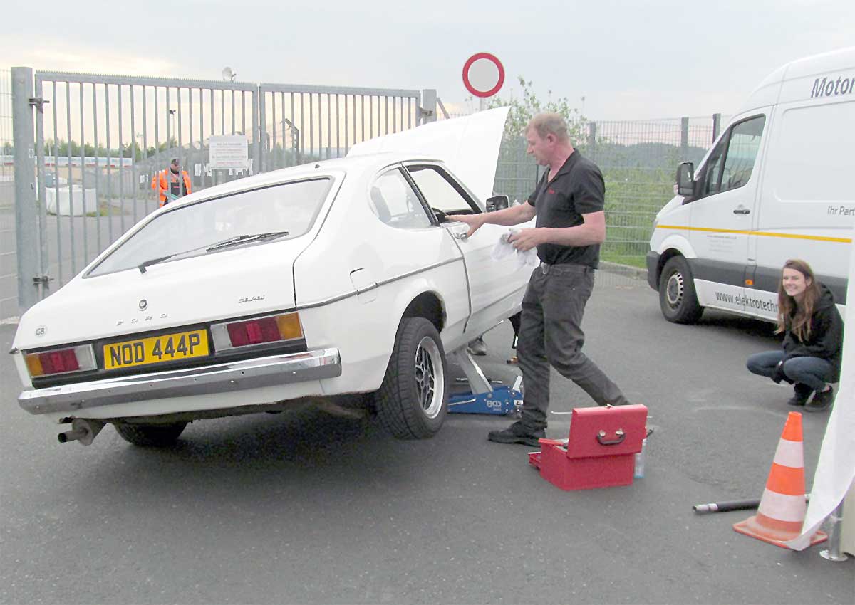 Dieter Johannes - der gemeinsam mit Lebensgefährtin Kirsten Schmidt zum Organisationsteam unseres alljährlichen Mitgliedertreffens am Nürburgring gehört - nahm sich im letzten Jahr dieses „englischen Patienten“ an. Dieter Johannes - der gemeinsam mit Lebensgefährtin Kirsten Schmidt zum Organisationsteam unseres alljährlichen Mitgliedertreffens am Nürburgring gehört - nahm sich im letzten Jahr dieses „englischen Patienten“ an.
