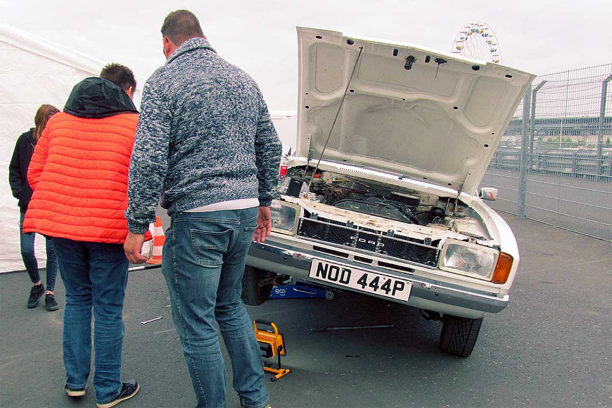 Dieter arbeitete „unter Beobachtung“. Dieter arbeitete „unter Beobachtung“.