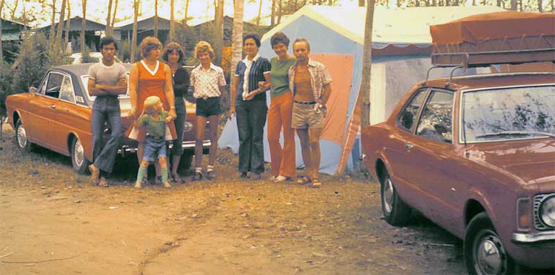 Familie Hommann im italienischen Campingurlaub. „Im Bild sind von links Campingfreund Giorgio, Tante Ulla mit Neffe Dirk, meine Schwester, ich der Spargel, die Mutter von Giorgio sowie Mutter und Vater Hommann zu sehen“, schreibt Wolfgang zu diesem Bild mit dem „Knudsen“ und Onkel Lothars 12m. Familie Hommann im italienischen Campingurlaub. „Im Bild sind von links Campingfreund Giorgio, Tante Ulla mit Neffe Dirk, meine Schwester, ich der Spargel, die Mutter von Giorgio sowie Mutter und Vater Hommann zu sehen“, schreibt Wolfgang zu diesem Bild mit dem „Knudsen“ und Onkel Lothars 12m.