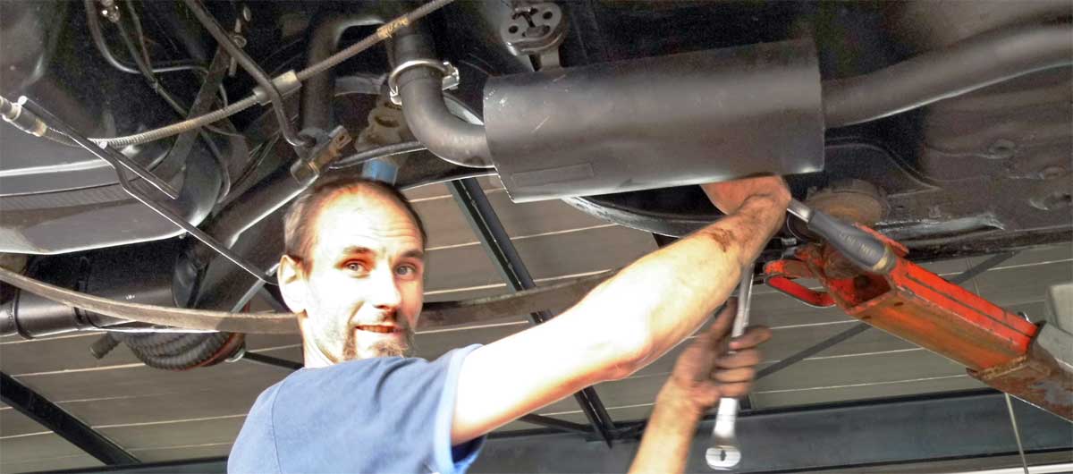 Rainer Schmelzeisen ließ die Teilnehmer des Workshops beim Tausch einer Hinterachse zuschauen und erklärte unermüdlich, was er gerade aus welchem Grund tut. Rainer Schmelzeisen ließ die Teilnehmer des Workshops beim Tausch einer Hinterachse zuschauen und erklärte unermüdlich, was er gerade aus welchem Grund tut.