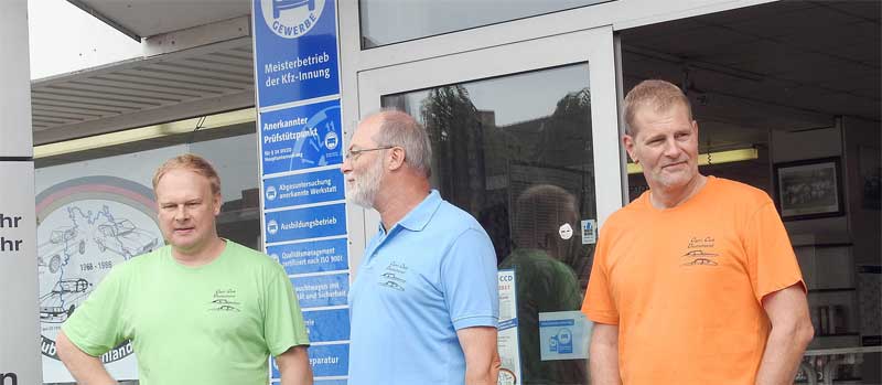 3., 1. und 2. Vorsitzender (von links): Workshop-Organisator Michael Roth, Anton Feßler und Wolfgang Stein begrüßten die anwesenden Mitglieder im Autopark. 3., 1. und 2. Vorsitzender (von links): Workshop-Organisator Michael Roth, Anton Feßler und Wolfgang Stein begrüßten die anwesenden Mitglieder im Autopark.