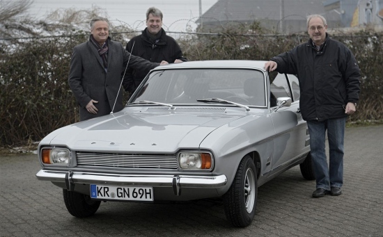 Frank und Ralf Niederberger (v.l.) haben ihrem Vater Gerd zu seinem 50. Hochzeitstag im vergangenen Jahr einen Ford Capri geschenkt. Frank und Ralf Niederberger (v.l.) haben ihrem Vater Gerd zu seinem 50. Hochzeitstag im vergangenen Jahr einen Ford Capri geschenkt.