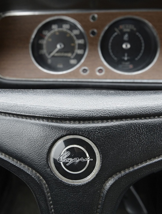 Das Kunstlederlenkrad mit dem Capri-Logo – dahinter die Rundinstrumente. Das Kunstlederlenkrad mit dem Capri-Logo – dahinter die Rundinstrumente.