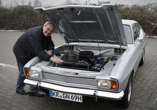 Streicheleinheiten für den Kühler: Im Motorraum des Capri steckt ein Viertakt-Motor. Alle Teile in und an dem Wagen sind Originale von Ford. Streicheleinheiten für den Kühler: Im Motorraum des Capri steckt ein Viertakt-Motor. Alle Teile in und an dem Wagen sind Originale von Ford.