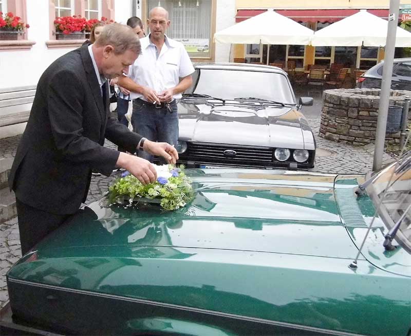 Auch für das korrekte Arrangement im floralen Bereich kann man Dieter - hier im eleganten Tuch gewandet - einsetzen. Auch für das korrekte Arrangement im floralen Bereich kann man Dieter - hier im eleganten Tuch gewandet - einsetzen.