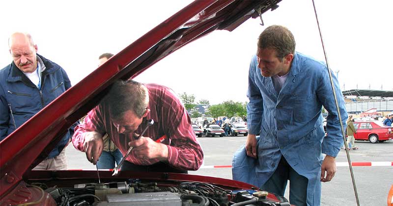 Dieter bei der Kollegenhilfe am Nürburgring. Dieter bei der Kollegenhilfe am Nürburgring.