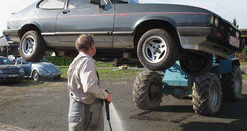 Dieter bei der Wagenwäsche. Er setzt auch gerne mal den Gabelstabler ein. Dieter bei der Wagenwäsche. Er setzt auch gerne mal den Gabelstabler ein.