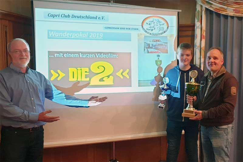 Im Rahmen der CCD-Versammlung am 9. November in Kirchheim erhielten Dirk Zentara und Leon Stier den Wanderpokal aus den Händen des 1. Vorsitzenden Anton Feßler. Zuvor begeisterten sie sich, wie alle anwesenden Mitglieder, für eine sehenswerte Collage ihres Westerholter Clubkollegen Stefan Glowatz. Der hatte für die beiden einen Einspieler kreiert, der sich am legendären Vorspann der britischen Fernsehserie „Die 2“ orientiert. Im Rahmen der CCD-Versammlung am 9. November in Kirchheim erhielten Dirk Zentara und Leon Stier den Wanderpokal aus den Händen des 1. Vorsitzenden Anton Feßler. Zuvor begeisterten sie sich, wie alle anwesenden Mitglieder, für eine sehenswerte Collage ihres Westerholter Clubkollegen Stefan Glowatz. Der hatte für die beiden einen Einspieler kreiert, der sich am legendären Vorspann der britischen Fernsehserie „Die 2“ orientiert.