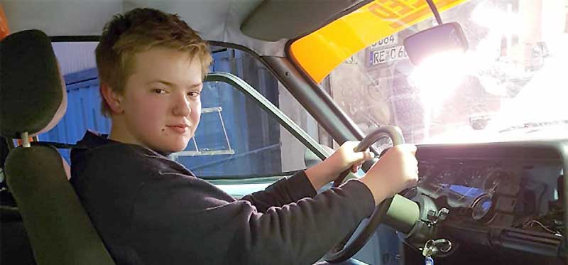 Leon sitzt schon mal Probe. Leon sitzt schon mal Probe.