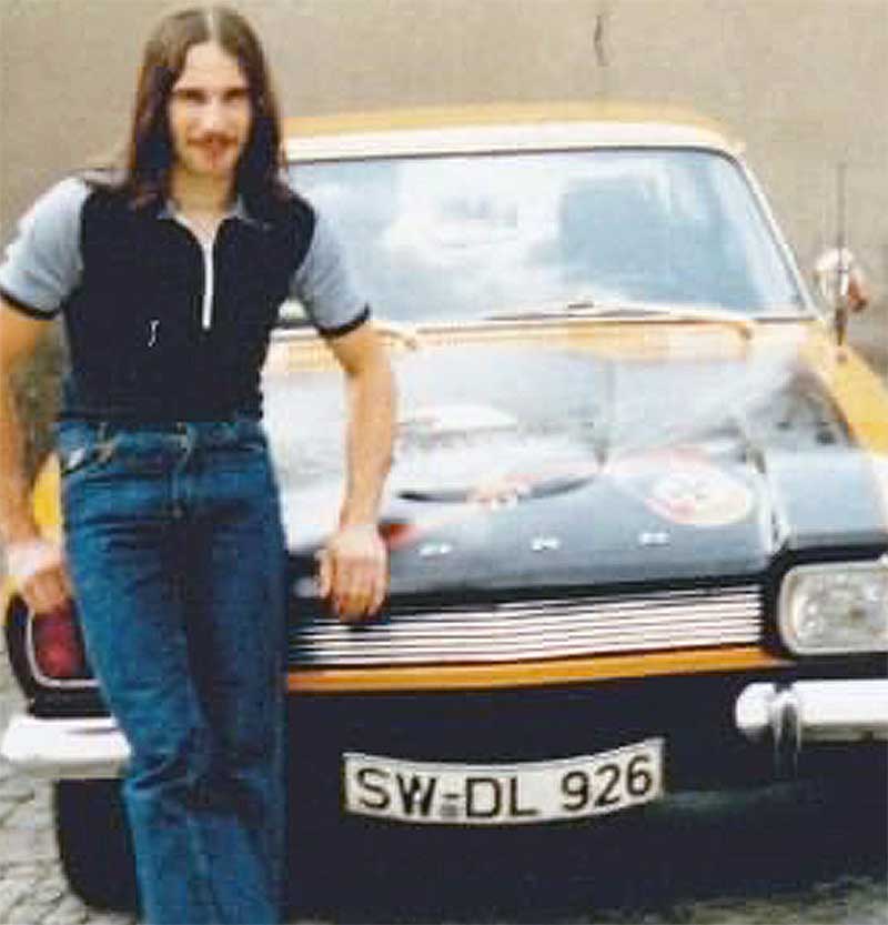 Reinhold mit einem seiner rund 70 Capri zu Zeiten der Schlaghosen. Reinhold mit einem seiner rund 70 Capri zu Zeiten der Schlaghosen.