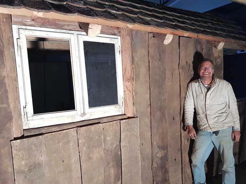 Georg Klughardt sammelte Holz, Fenster und Dachziegel in der Nähe ein und baute damit einen prämierten Clubstand. Georg Klughardt sammelte Holz, Fenster und Dachziegel in der Nähe ein und baute damit einen prämierten Clubstand.
