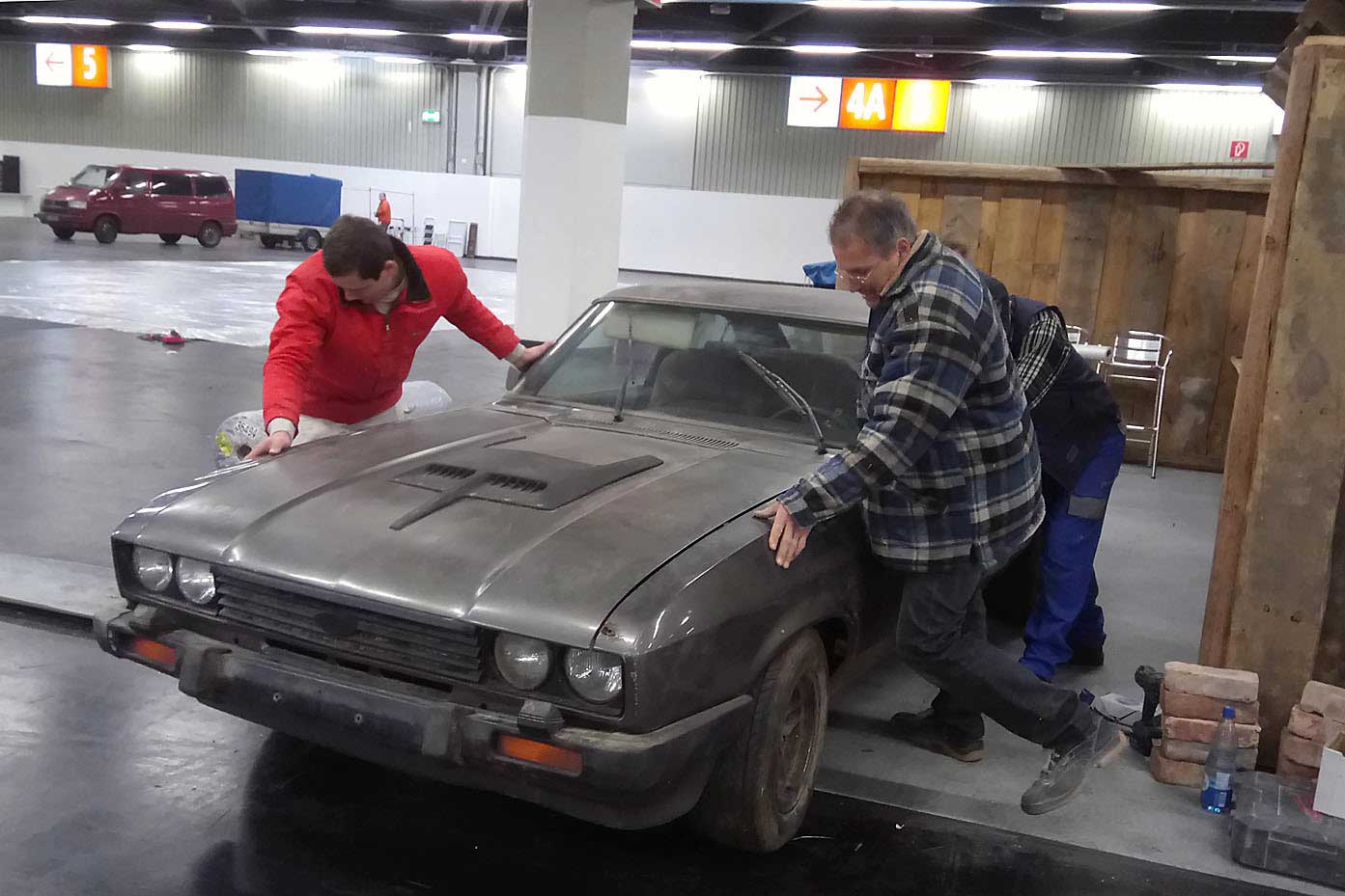 Dieser III-er symbolisierte auf der Retro Classics in Nürnberg den „Scheunenfeund“ - hier wird er gerade in die richtige Position geschoben. Dieser III-er symbolisierte auf der Retro Classics in Nürnberg den „Scheunenfeund“ - hier wird er gerade in die richtige Position geschoben.