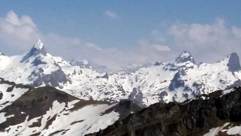 Ein Blick auf die imposante Schweizer Bergwelt Ein Blick auf die imposante Schweizer Bergwelt
